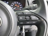 前車との適切な車間距離を保ちながら追従走行やスピードダウンをセンサーで行います。高速道路の長時間ドライブで疲労軽減に貢献します。
