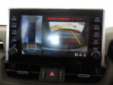 バックモニター付きで慣れない駐車場や車庫入れをサポートします。