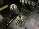 【フロア5速MT】スポーティーな走行をお楽しみいただけます♪