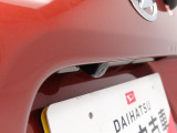 このお車はバックカメラが付いています。ナビをつければ連動できます。バックの操作が楽になります。
