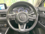 インテリアに合わせたデザインのステアリングは、運転される方のことも考え、運転しやすい形状、大きさです。是非一度、実際に触ってお確かめください。