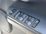 【電動格納ミラー】サイドミラーは電動格納式となっており、狭い駐車場でもキズがつくリスクを抑えられます。