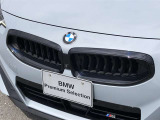 左右のキドニー・グリルの中心にはBMWのエンブレムが鎮座し、個性を放つデザイン性を兼ね備えました。