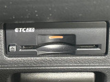 【ETC】有料道路を利用する際に料金所で停止することなく通過できる、ETC車載器(ノンストップ自動料金収受システム機器)が装備されています。セットアップを行うことで利用可能になります。