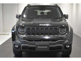Jeep伝統の丸目のヘッドライトにセブンスロットグリルで一目でJeepだとわかりますね!