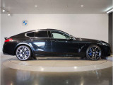 【BMWの伝統-3】BMWのお車は、&ldquo;駆け抜ける歓び&rdquo;を体現しております。走行の安定性とコーナリングの良さを追求し、思い通りにハンドルの操作可能です。
