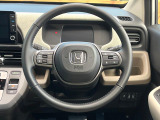 インテリアに合わせたデザインのステアリングは、運転される方のことも考え、運転しやすい形状、大きさです。是非一度、実際に触ってお確かめください。