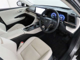 高級感のある美しいインテリアデザインの運転席です。