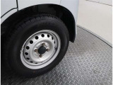 タイヤの溝もしっかりありますので、乗り出しで余計な費用が掛かることもありませんね。