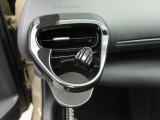 カップホルダーは運転席や助手席からちょうど手の届く位置です!!