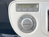 【オートエアコン】一度お好みの温度に設定すれば、車内の温度を検知し風量や温度を自動で調整。暑い&hellip;寒い&hellip;と何度もスイッチ操作をする必要はありません。快適な車内空間には必須の機能ですね♪