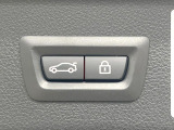 ●電動リアゲート:ワンタッチでリアゲートの開閉ができ、荷物などで両手が塞がっている状態でも簡単に開閉ができる便利機能です。