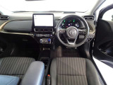 革巻きステアリングで快適な操作性の運転席です。