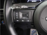 ハンドルにオーディオ操作用スイッチを備え、手を放さずに操作可能。安全性と利便性を両立しています。
