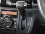 【シフトレバー】シフトもとても操作しやすいデザインになっております。運転する人の事を第一に考えた操作性の高い仕様です。