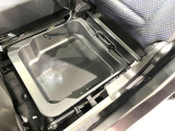 【シートアンダーボックス】シートの下に大容量の収納スペースが備わっており、靴や洗車グッズなど、外から見られたくないものをすっきり収納できて便利!