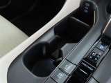 センターコンソールにドリンクホルダーを装備しております。
