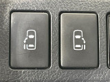 【両側パワースライドドア】スマートキーや運転席のスイッチで後席両側スライドドアの開閉が可能♪電動だから力を入れてドアを開ける必要が無く、小さなお子様でも簡単に開け閉めでき快適です♪