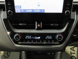 運転席と助手席で設定温度が変えられるオートエアコン付きです。