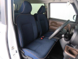 運転席シートリフター付です。自分に合わせたシートポジションに調整出来るので肩の力を抜いて運転できます。
