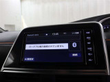 <Bluetooth>スマートフォンなどの機器と車をBluetoothで接続すると、ワイヤレスで音楽を再生できます。