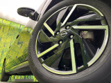 【純正オプション16インチアルミホイール】純正オプションホイールを装着。走行性能の向上に加え、外観もよりスタイリッシュになっています。