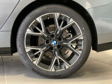 BMWの純正アロイホイールは軽量かつ強度にも優れているホイールで走行性能を引き上げる設計になっております。足元にもBMWは妥協がなくこだわっている個所になります。