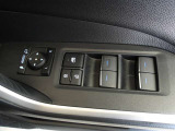 パワーウィンドウスイッチで運転席から全席の窓の開閉ができます。