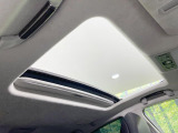 【サンルーフ】開放感たっぷりの希少装備、サンルーフが装着されています!車内に明かりを取り入れたり景色を楽しむ以外にも、車内の空気も簡単に換気できて快適です!