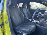 長時間の運転にも疲れにくいしっかりとしたシートになります。