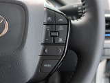アダプティブクルーズコントロール機能付きです。走行中に先行車の様子を検知しながら、設定した車速の範囲内で先行車との距離のキープを支援します。詳細は販売店スタッフまでおたずねください。