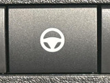 【ハンドル支援】左右のレーンマーカーを検出し、車線中央付近を走行するようにステアリングを制御し、運転者のハンドル操作を支援します。機能には限界があるためご注意ください。