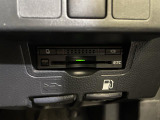 【ETC】有料道路を利用する際に料金所で停止することなく通過できる、ETC車載器(ノンストップ自動料金収受システム機器)が装備されています。セットアップを行うことで利用可能になります。