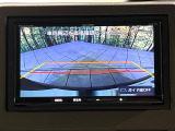 【バックカメラ】駐車時に後方がリアルタイム映像で確認できます。大型商業施設や立体駐車場での駐車時や、夜間のバック時に大活躍!運転スキルに関わらず、今や必須となった装備のひとつです!