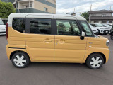 右側面のシルエットをしっかり確認。ドア面の通りや装備、日常で気になる小キズもチェックしやすい。