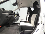 【ゆったりとした前席】運転席のシートや足元は整えております。座り心地も良く、毎日の通勤も快適にお過ごしいただけます。