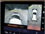 パノラミックビューモニター。車両を上から見たような映像を表示。運転席から目視しにくい車両周囲の状況をリアルタイムで確認できます。