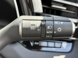 【オートライト(AUTO)】外の明るさをシステムが感知して、自動でヘッドライトが点灯します。ヘッドライトをつけ忘れを防ぐ便利機能です。