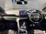 スッキリとまとめられた運転席周りで、運転を楽しくさせる内装です。まさにcockpitです!