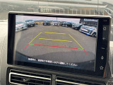 【バックモニター】後方の障害物や歩行者を確認できるバックモニター。狭い駐車場や混雑した場所でも安心して車を操作できます。