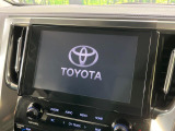 【メーカー純正ナビ】インテリアに溶け込むスタイリッシュな「専用設計」メーカーナビを装備♪視認性や操作性など基本性能にも優れ、より上質なカーライフをお楽しみいただけます。