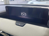 【12.3インチマツダコネクト】車内の雰囲気にマッチした大型ディスプレイ。スマホ接続でのナビ使用やBluetooth再生等、様々な機能が楽しめます。直感的なダイヤル操作が可能で、使い勝手も良好です。