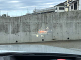 HUD: ヘッドアップディスプレイはドライバーが前方に集中できるよう、ナビや車速情報をフロントガラスに投影するシステムです。