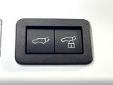 【パワーバックドア】スマートキーや運転席のボタンを押すだけでリアゲートが自動で開閉します!荷物を持っている時や、高い位置にあるバックドアを閉める際に便利な機能です♪