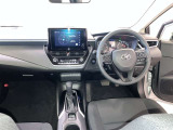 運転席周りのレイアウトをご覧ください。ナビゲーションが綺麗に装着されすっきり収まってますね!