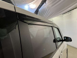 サイドバイザーは、雨天時でも窓を少し開けて換気が出来ます。車内の空気を入れ替えて心地よいドライブを!
