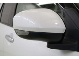 バイカラーがお洒落なウインカーミラーです。ウインカーミラーはお洒落なだけでなく、対向車や歩行者からの視認性が良く安全性が向上し、事故防止にもつながります。