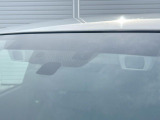 【アイサイトVer3】前方の車両等を検知し、衝突しそうな時は警報で注意を促し、ブレーキを踏む力をサポート。ブレーキを踏めなかった場合は衝突被害軽減ブレーキが作動、衝突回避をサポートします。