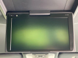 【純正フリップダウンモニター】大画面モニターで後席でもエンタメをお楽しみいただけます。小さなお子様にも大人気の装備です♪