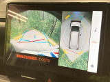 【パノラミックビューモニター】専用のカメラにより、上から見下ろしたような視点で360度クルマの周囲を確認することができます☆死角部分も確認しやすく、狭い場所での切り返しや駐車もスムーズに行えます。